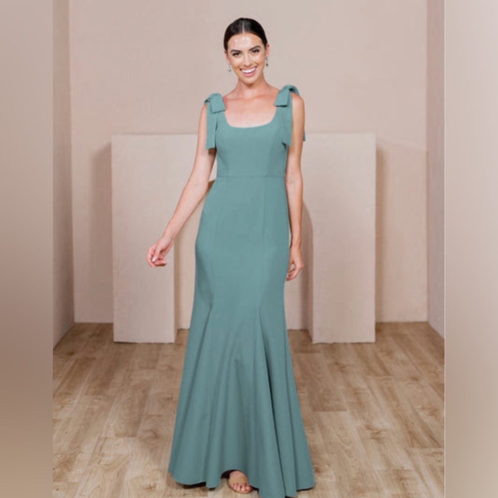 Revelry - Nicole Crepe Dress in Rosemary